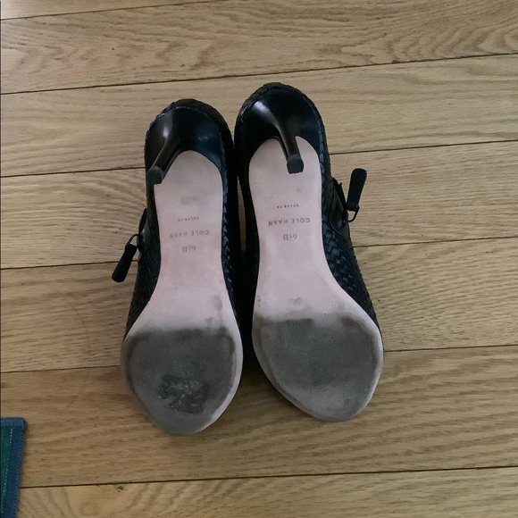 Cole Haan high heel, size 6.5, gentle worn - Picture 3 of 3